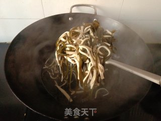 千张炒海带丝的做法步调：3