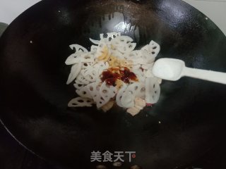 五花肉炒莲藕的做法步调：10