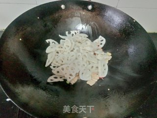 五花肉炒莲藕的做法步调：7