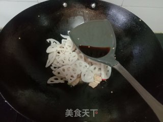 五花肉炒莲藕的做法步调：8