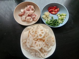 五花肉炒莲藕的做法步调：1