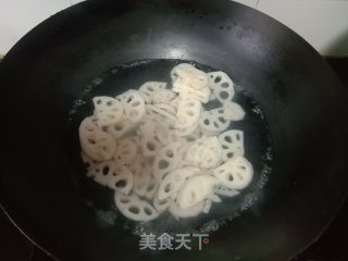 五花肉炒莲藕的做法步调：2