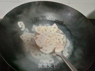 五花肉炒莲藕的做法步调：4