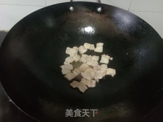 五花肉炒莲藕的做法步调：5