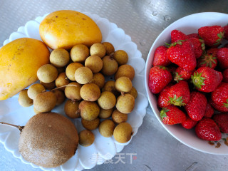 牛奶生果捞的做法步调：1