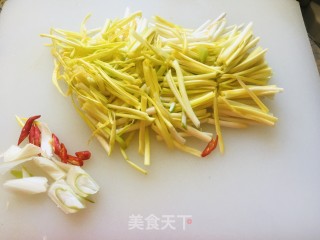 蒜黄过油肉的做法步调：1