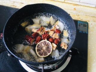 雪梨白枣柠檬火的做法步调：3