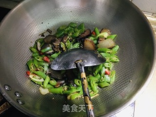 青椒酱油肉的做法步调：3