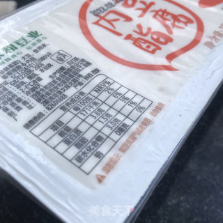 内乱脂豆腐拌京彩的做法步调：1
