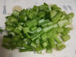 炝拌芹菜的做法步调：2