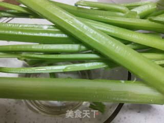 炝拌芹菜的做法步调：1