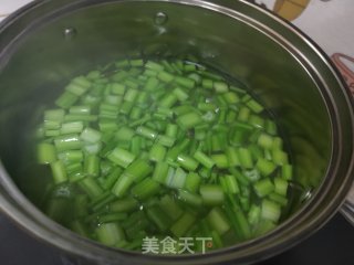 炝拌芹菜的做法步调：3