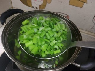 炝拌芹菜的做法步调：4