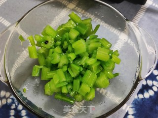 炝拌芹菜的做法步调：9