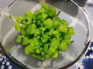 炝拌芹菜的做法步调：8