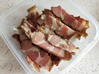 蒜苗炒腊肉的做法步调：2