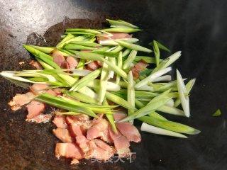蒜苗炒腊肉的做法步调：5