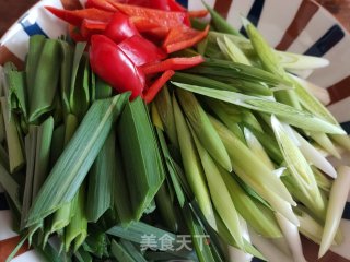 蒜苗炒腊肉的做法步调：1