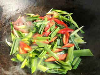 蒜苗炒腊肉的做法步调：6