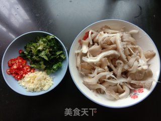拌仄菇的做法步调：1