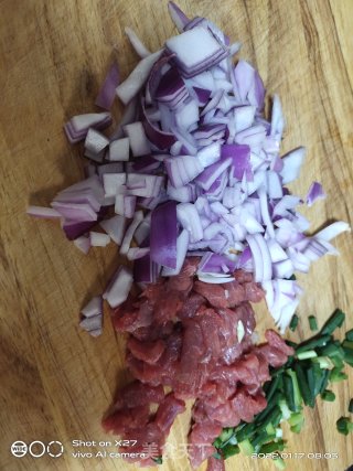 牛肉洋葱炒饭的做法步调：1
