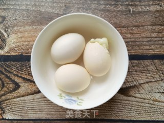 凉拌火煮蛋的做法步调：1
