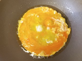 螺丝椒洋葱炒鸡蛋的做法步调：3