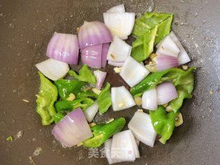螺丝椒洋葱炒鸡蛋的做法步调：7