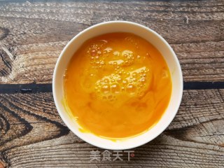 螺丝椒洋葱炒鸡蛋的做法步调：2