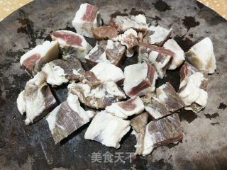 咸肉炖萝卜毛芋的做法步调：1