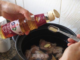 养颜来水的苹果雪梨煲猪蹄的做法步调：6