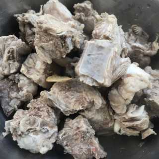 糖醋排骨炖竹笋的做法步调：3