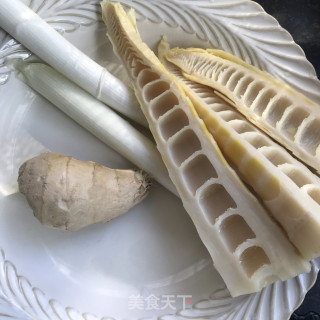 糖醋排骨炖竹笋的做法步调：2