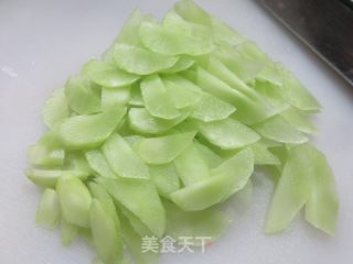 干贝烧虾仁炒莴笋的做法步调：3