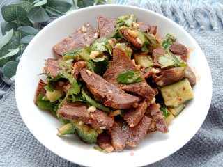 黄瓜拌卤牛肉的做法步调：8