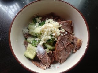 黄瓜拌卤牛肉的做法步调：3