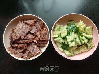黄瓜拌卤牛肉的做法步调：1