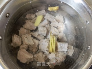 胡萝卜山药利剑参菌排骨汤的做法步调：8