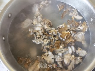 胡萝卜山药利剑参菌排骨汤的做法步调：10