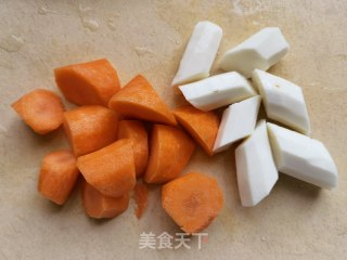 胡萝卜山药利剑参菌排骨汤的做法步调：3