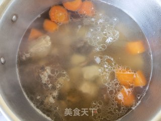 胡萝卜山药利剑参菌排骨汤的做法步调：14