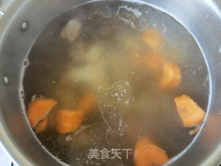 胡萝卜山药利剑参菌排骨汤的做法步调：12
