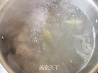 胡萝卜山药利剑参菌排骨汤的做法步调：9