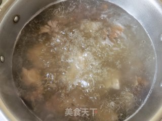 胡萝卜山药利剑参菌排骨汤的做法步调：11