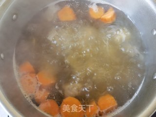 胡萝卜山药利剑参菌排骨汤的做法步调：13