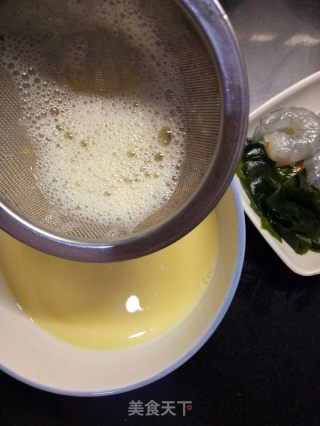 裙带菜虾仁蒸蛋羹的做法步调：2