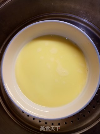 裙带菜虾仁蒸蛋羹的做法步调：4