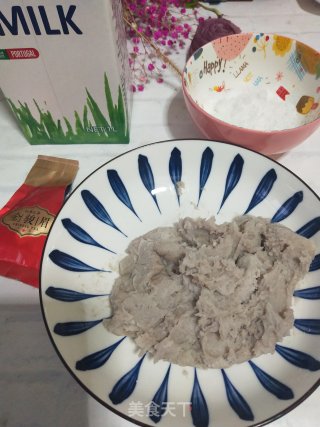 芋泥奶茶的做法步调：1