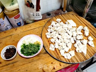 酸汤馄饨的做法步调：1