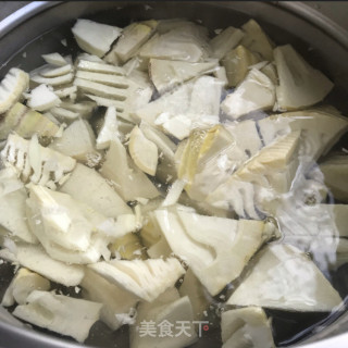 油焖笋块的做法步调：1